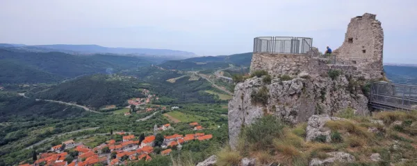 Utrdba San Sergio je izjemna razgledna točka pri Črnotičah na 
Črnim Kalom. 