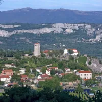 Kubed, kraj prvega slovenskega tabora v Istri, v daljavi pa Kraški rob in  Slavnik.