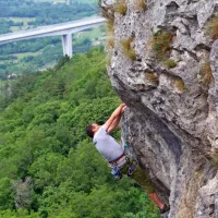 Črnokalski atrakciji: plezalna stena in avtocestni viadukt.