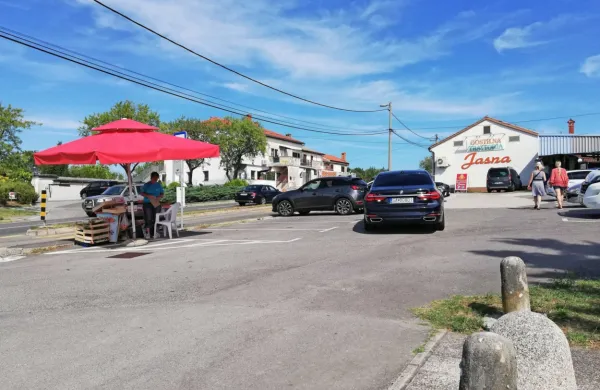 Ko bodo sprostili regijske in državne meje, bodo parkirišče pred 
sedežem KS Jagodje-Dobrava  po vsej verjetnosti  spet zasedli 
obcestni prodajalci sadja in zelenjave. 