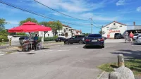 Ko bodo sprostili regijske in državne meje, bodo parkirišče pred 
sedežem KS Jagodje-Dobrava  po vsej verjetnosti  spet zasedli 
obcestni prodajalci sadja in zelenjave. 