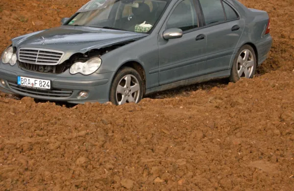 Mercedes je  po  prijetju voznika in sopotnika več kot dva meseca 
čakal  ob cesti pod črnokalskim viaduktom.  
