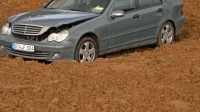 Mercedes je  po  prijetju voznika in sopotnika več kot dva meseca 
čakal  ob cesti pod črnokalskim viaduktom.  