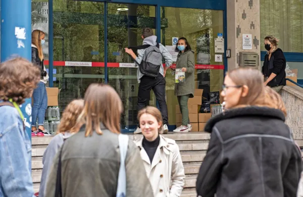 Študenti so v času epidemije covida-19 od države dobili dvakrat po 
150 evrov solidarnostne pomoči. 