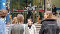 Študenti so v času epidemije covida-19 od države dobili dvakrat po 
150 evrov solidarnostne pomoči. 