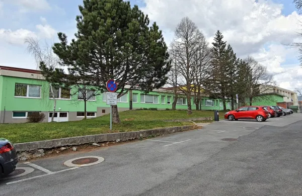 Zahodnemu delu šole (na fotografiji) bodo dodali prizidek za  pet 
novih učilnic, kabinete in skupne prostore. 