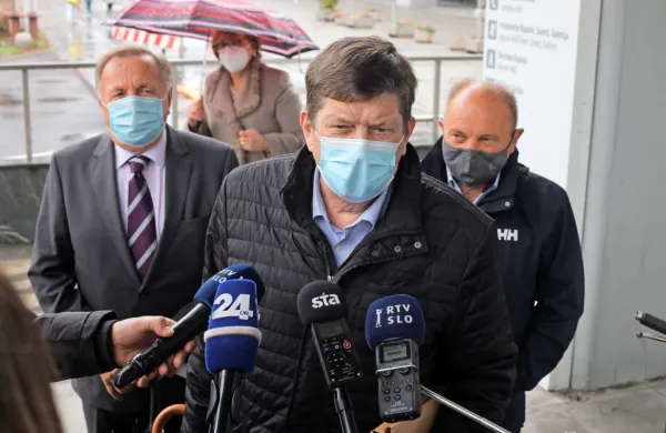Franc Jurša (v ospredju) je sicer napovedal posvetovanje z organi 
stranke pred glasovanji o zakonih, a tudi opozoril, da so poslanci 
po ustavi avtonomni.  