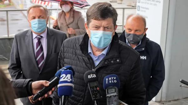 Franc Jurša (v ospredju) je sicer napovedal posvetovanje z organi 
stranke pred glasovanji o zakonih, a tudi opozoril, da so poslanci 
po ustavi avtonomni.  