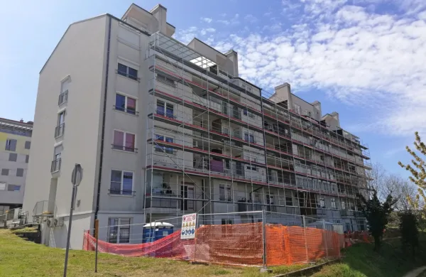Neprofitni blok Livade na Južni cesti 20 s 55 stanovanji  je občino 
doslej stal že skoraj pet milijonov evrov. 