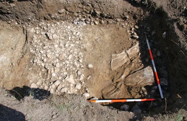 Arheologi idrijskega podjetja Avgusta so med predhodnimi arheološkimi raziskavami naleteli na ostanke trase rimske ceste.