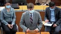 Opozicija (na fotografiji v sredini Robert Pavšič iz LMŠ) pravi, da 
skušajo vlada in ministri  zmanjšati  pomen ugotovitev revizijskega 
poročila Računskega sodišča in se oprati.