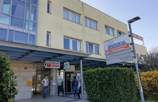   V izolskem zdravstvenem domu (na fotografiji) so včeraj komaj 
našli nekaj dodatnih kandidatov, da so lahko sploh izpeljali 
cepljenje desetih oseb s cepivom AstraZenece.
