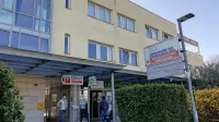   V izolskem zdravstvenem domu (na fotografiji) so včeraj komaj 
našli nekaj dodatnih kandidatov, da so lahko sploh izpeljali 
cepljenje desetih oseb s cepivom AstraZenece.