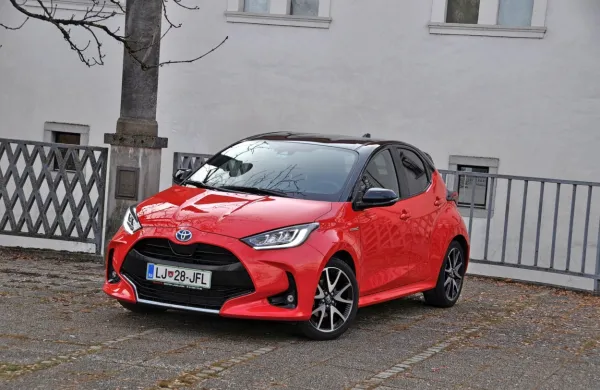 Za takšnega bogato založenega yarisa hybrid je potrebno odšteti 
nekaj več kot 23 tisočakov, a potrebno je dodati, da se njegova 
osnovna cena začenja že pri slabih 14 tisočakih.