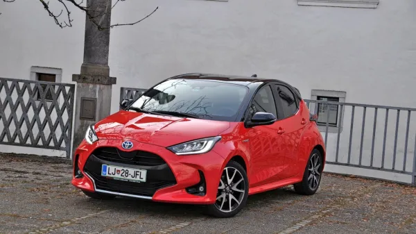 Za takšnega bogato založenega yarisa hybrid je potrebno odšteti 
nekaj več kot 23 tisočakov, a potrebno je dodati, da se njegova 
osnovna cena začenja že pri slabih 14 tisočakih.