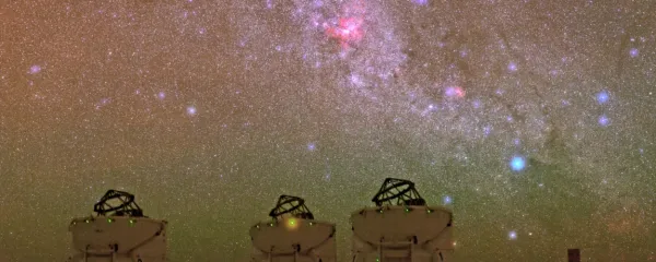 Neskončno nebo nad teleskopi v čilski puščavi Atacama.