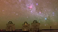 Neskončno nebo nad teleskopi v čilski puščavi Atacama.