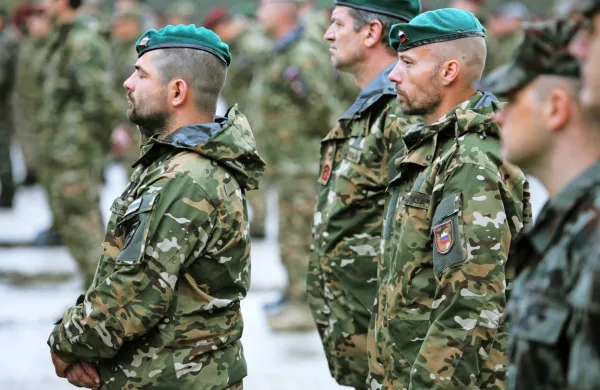 Cilj predloga novele  zakona o vojaški dolžnosti je narediti 
prostovoljno služenje vojaškega roka bolj privlačno.