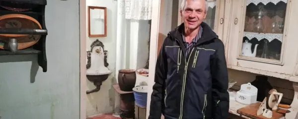 

Teodor Brožič   je v več kot 300 let stari domačiji v Jasenu uredil 
pravi mali muzej.
