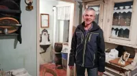

Teodor Brožič   je v več kot 300 let stari domačiji v Jasenu uredil 
pravi mali muzej.