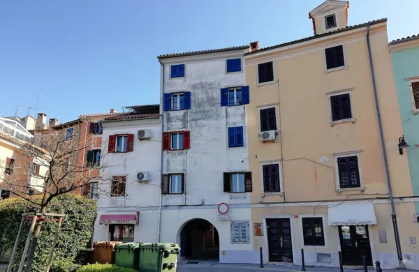 Med stanovanji je najdražje tisto  v prvem in drugem nadstropju  
rumene stavbe na Velikem trgu 7 iz leta 1890. Pripada mu tudi klet, 
občina ga vrednoti na najmanj 140.000 evrov.