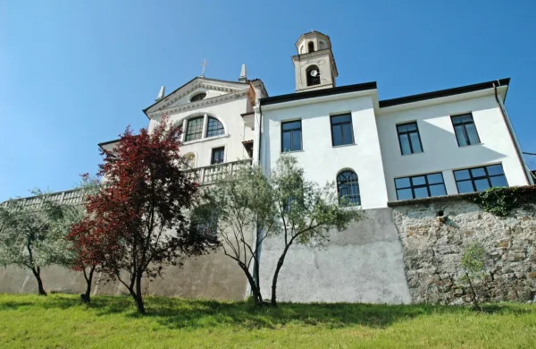 Pred epidemijo so izpeljavo simpozija načrtovali na Kostanjevici. 
Sodelujoči so jo včeraj  res obiskali, a razmeram ustrezno le 
virtualno.