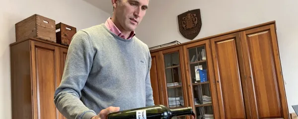 Boštjan Zidar je pozitivno presenečen nad dolgoživostjo “črnega”, 
z antociani bogatega tannata. Steklenica na fotografiji je iz leta 
2009.