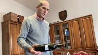 Boštjan Zidar je pozitivno presenečen nad dolgoživostjo “črnega”, 
z antociani bogatega tannata. Steklenica na fotografiji je iz leta 
2009.