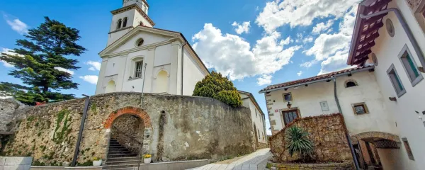 Leta 1660 so kriški meščani s pomočjo grofov Attems  v zahodnem 
delu naselja postavili današnjo župnijsko cerkev povišanja sv. 
Križa. 