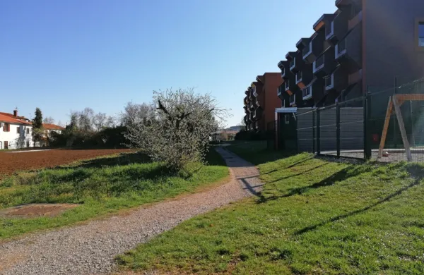 Nov blok bi zrasel  levo od že zgrajenega na Zvonimira Miloša 25 
(prvi z desne na fotografiji).    