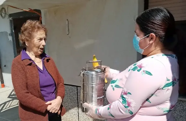 V divaški občini je v pomoč na domu vključenih 41 uporabnikov. 
Ena med njimi, v Naklem, se tako razveseli oskrbovalke, ki ji 
prinese kosilo. 
