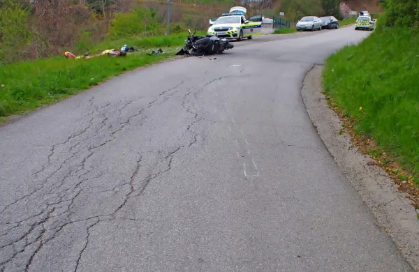 Pri Vrtovčah sta v nedeljo čelno trčila motorista in se huje 
poškodovala.