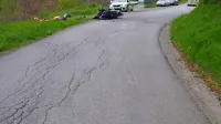 Pri Vrtovčah sta v nedeljo čelno trčila motorista in se huje 
poškodovala.