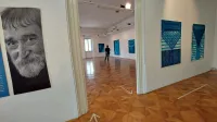 Logarjeve slike iz cikla   Intermezzozoik so koprsko galerijo Loža obarvale v modro. Na ogled še ta teden.  