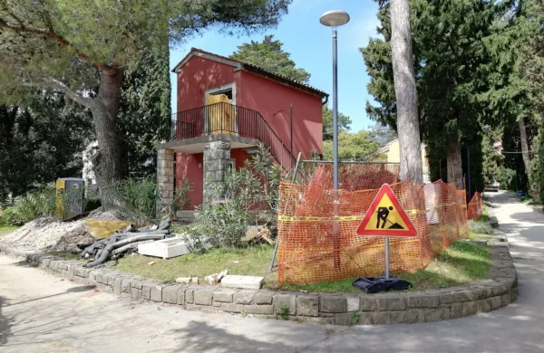 Ena od štirih Mihevčevih   počitniških hišk, ki jih bodo do sredine 
junija celovito obnovili,  je  vila Sivka.