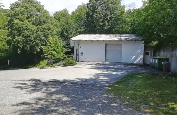 Na izbrani lokaciji bodočega dnevnega centra bodo najprej 
porušili obstoječi objekt in zemljišče pripravili za novogradnjo.