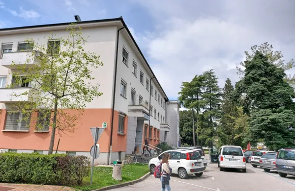 Prostorska stiska v zdravstvenem domu je velika, prizidka pa še ne 
morejo graditi. 