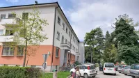 Prostorska stiska v zdravstvenem domu je velika, prizidka pa še ne 
morejo graditi. 