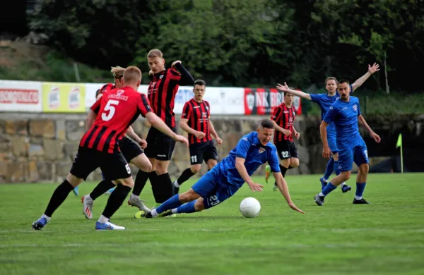 Nogometaši Brd (v rdeče-črnih dresih) so včeraj proti Ajdovcem 
osvojili pomembne točke v boju za drugoligaški obstanek.   