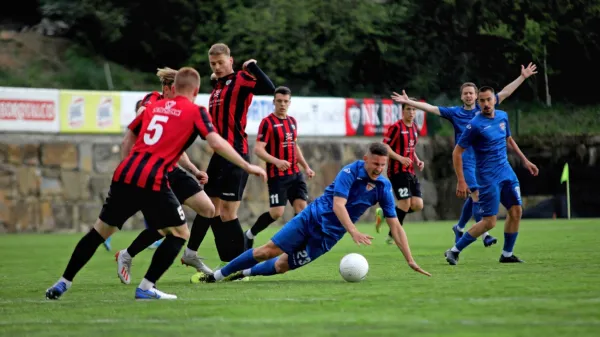 Nogometaši Brd (v rdeče-črnih dresih) so včeraj proti Ajdovcem 
osvojili pomembne točke v boju za drugoligaški obstanek.   