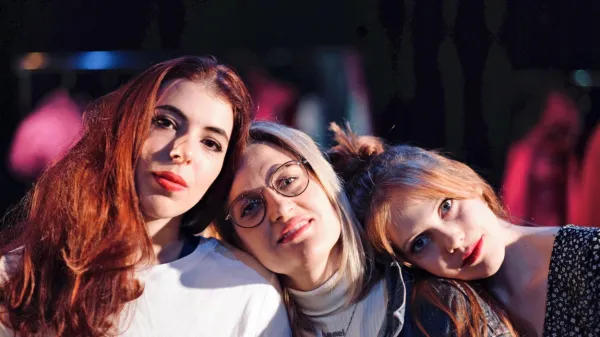 Avtorski projekt Nisem dekle niti ženska podpisujejo  Anuša 
Kodelja, Tereza Gregorič, ki ga tudi režira,  in Tjaša Bucik.