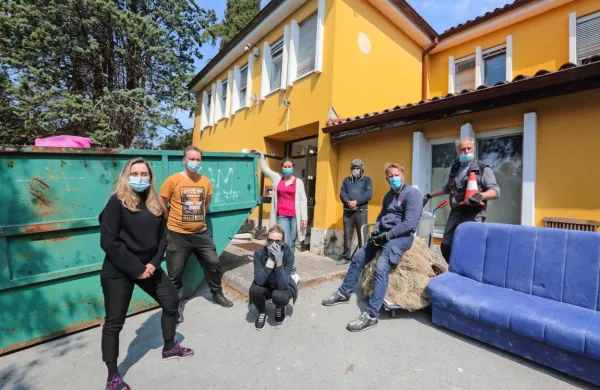Ekipa sodelavcev, ki sodeluje pri čistilni akciji.