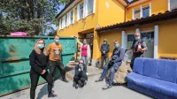 Ekipa sodelavcev, ki sodeluje pri čistilni akciji.