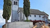 Visok betonski zid povsem zakriva pogled na vhod  v cerkev, za 
povrh so pod njega umestili še odprtino za električno omarico, ki  
bo glavna točka pogleda s trga.