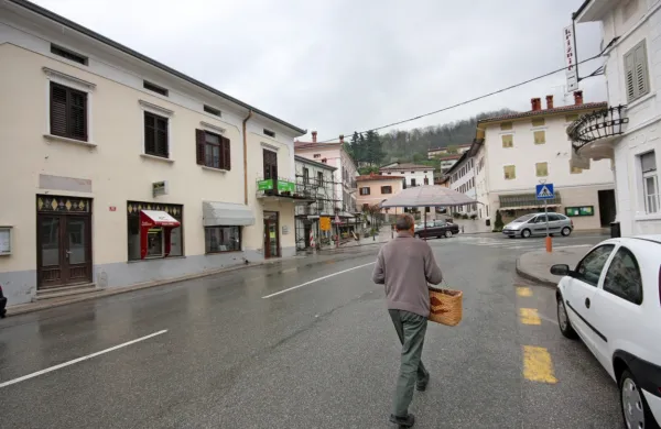Kanal in Deskle sta mali urbani središči na podeželju, a banke 
nimata več. 
