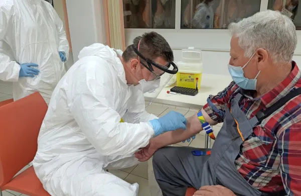 Osebje sežanskega zdravstvenega doma je letos že drugič v krvi 
zaposlenih v šepuljskem obratu Krasa ugotavljalo protitelesa.