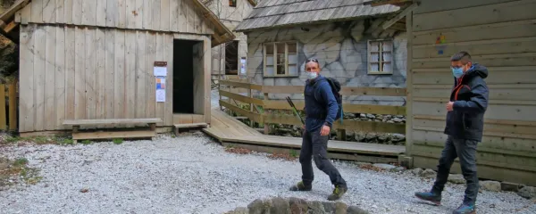 Bolnica Franja bo v soteski Pasice do pozne jeseni na ogled vsak 
dan. Vodniki in oskrbnik Matevž Rijavec (desno) pa jo bodo 
predstavljali skozi množico sporočilnih zgodb.