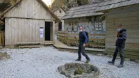Bolnica Franja bo v soteski Pasice do pozne jeseni na ogled vsak 
dan. Vodniki in oskrbnik Matevž Rijavec (desno) pa jo bodo 
predstavljali skozi množico sporočilnih zgodb.