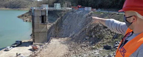 Srce vsakega namakalnega sistema je objekt za zajemanje vode (stolp na fotografiji). Obstoječega bodo obnovili, zraven pa zgradili še enega, pojasnjuje vodja gradnje Tine Leban.  