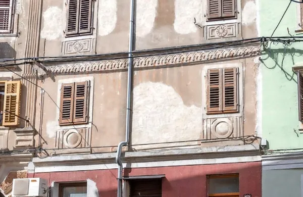 Eno od treh stanovanj, ki jih je občini uspelo prodati, je  mansardno na Gregorčičevi 62. 